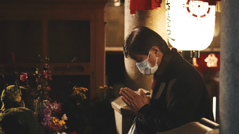 Returnee-japaneese-woman-praying