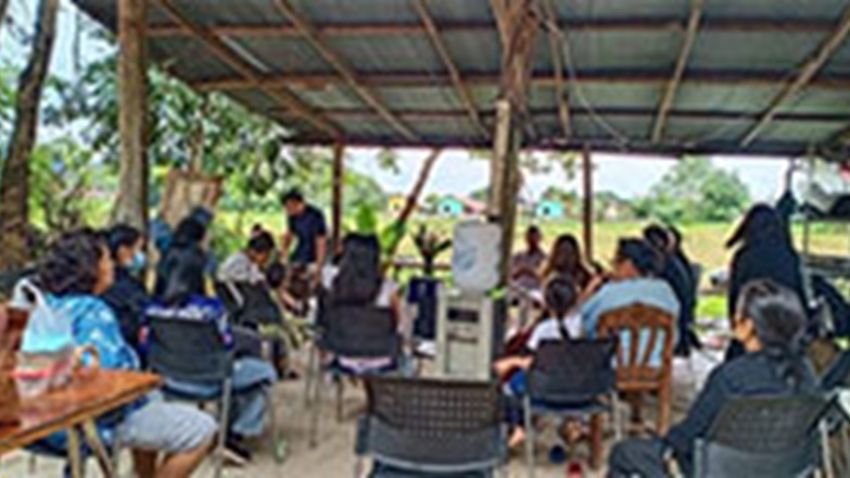thailand-about-people-gallery-img-outside-meeting