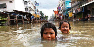 Bangkok flooded street (cropped, 400x260)