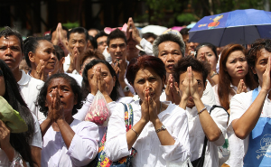 Buddhists praying or wai-ing - Pixabay_for Converge website