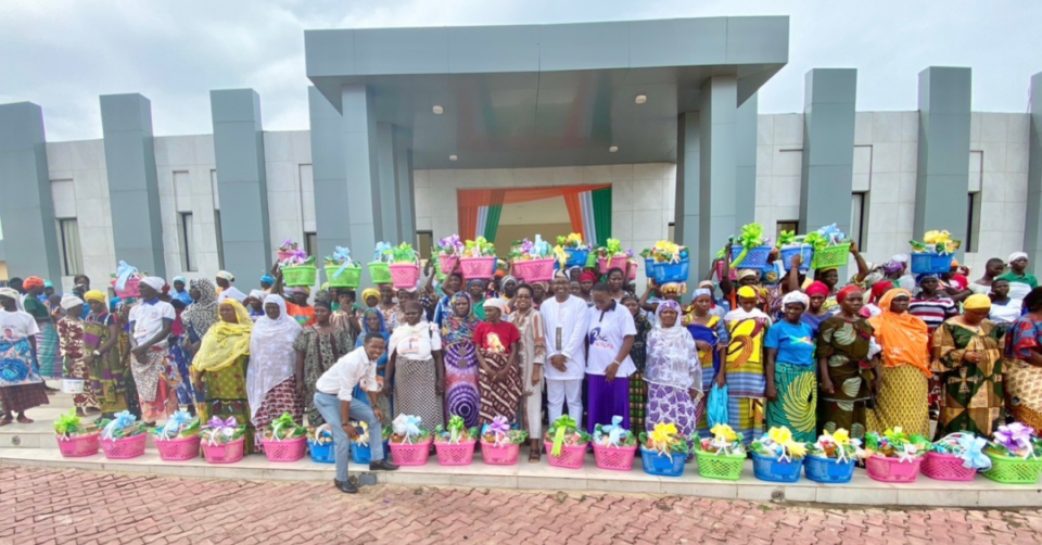 Mande-Dyula women during food distribution.